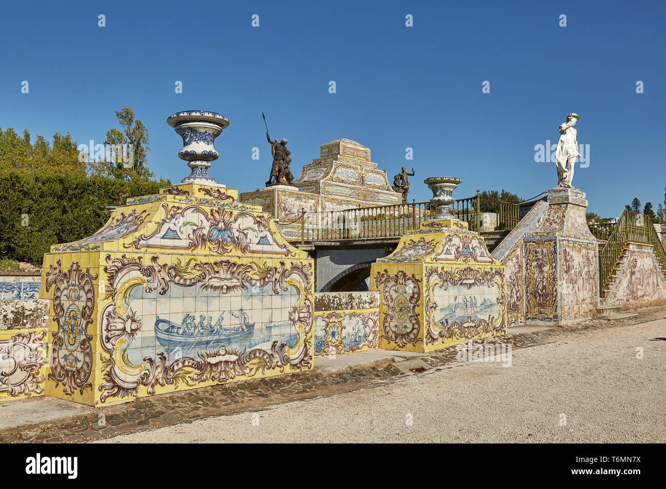 QUELUZ, Sintra/PORTUGAL - Oktober 02, 2017: Die Fliesen Chanel in Queluz National Palace. Fliesen Platten repräsentieren unterschiedliche galant Szenen wie ein Jagd Stockfoto