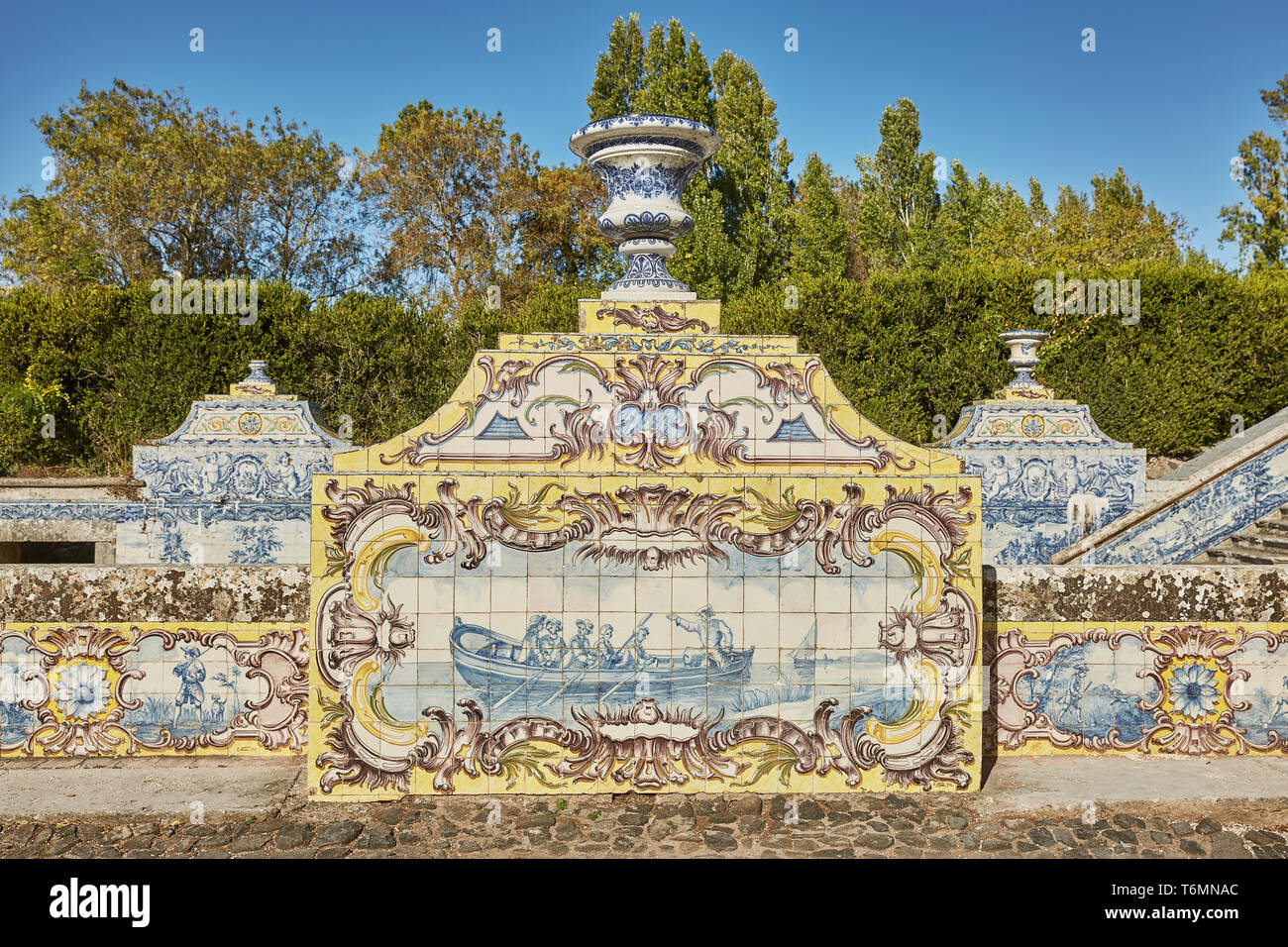 QUELUZ, Sintra/PORTUGAL - Oktober 02, 2017: Die Fliesen Chanel in Queluz National Palace. Fliesen Platten repräsentieren unterschiedliche galant Szenen wie ein Jagd Stockfoto