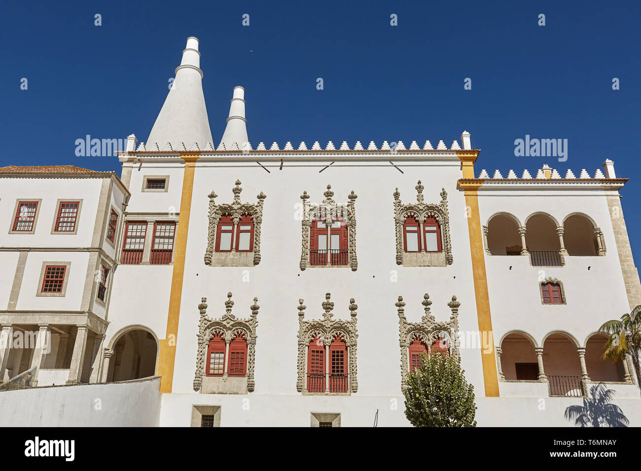 Palast von Sintra (Palácio Nacional de Sintra) in Sintra, Portugal während eines schönen Sommertag Stockfoto