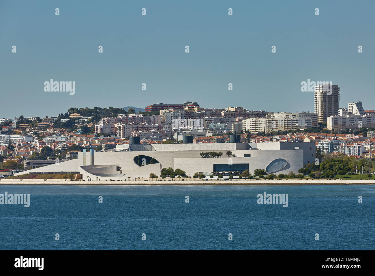 Cityline von Lissabon in Portugal über den Tagus Fluss Stockfoto