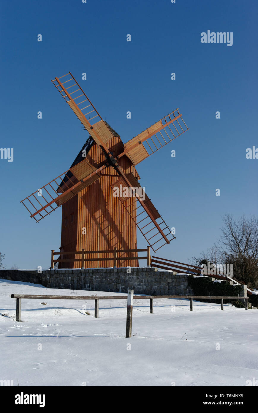Oberlausitz restaurierte Windmühle in Neundorf mit dem Eigen, Deutschland im Winter Stockfoto
