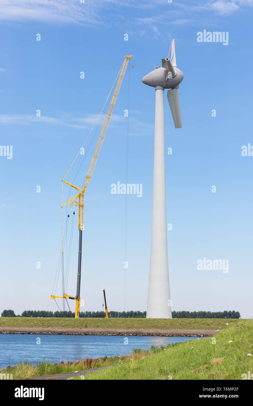 Baustelle niederländische Windturbine mit großen Kran Stockfoto