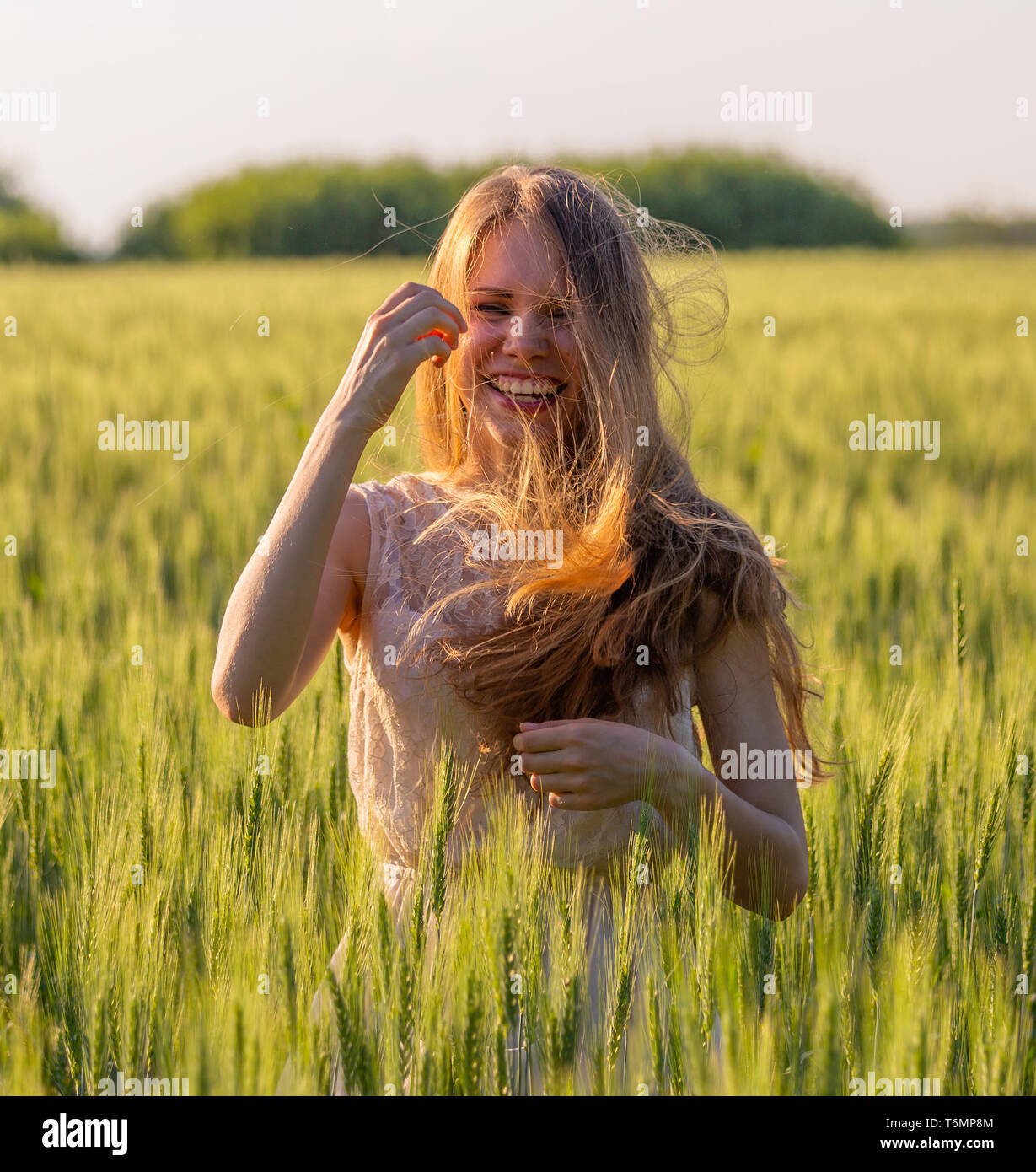 Porträt eines lachenden Mädchen mit verfilztem Haar Stockfoto