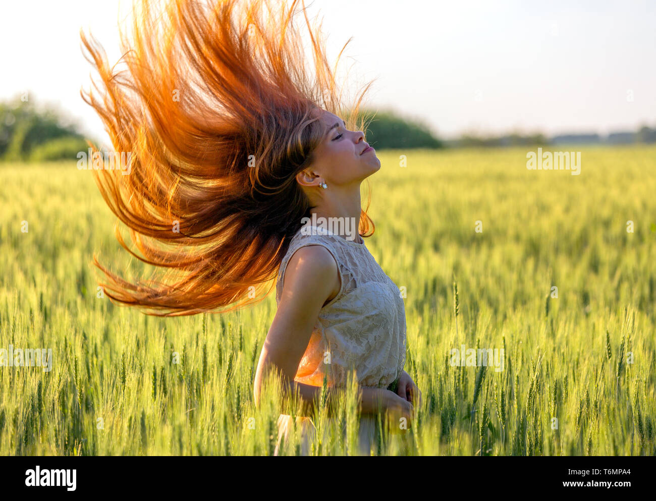 Mädchen mit roten Haaren blasen Stockfoto