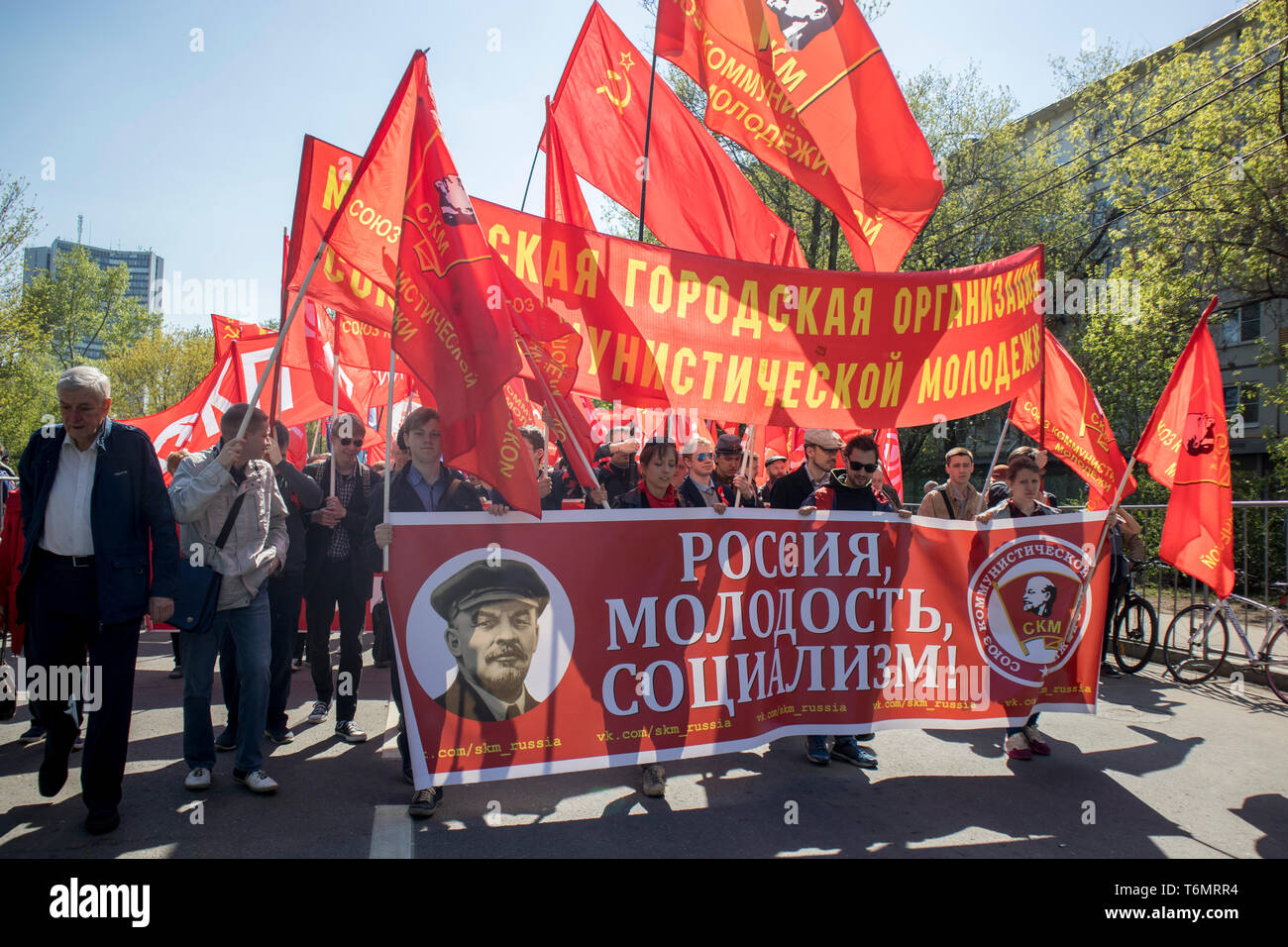 Moskau, Russland - Mai 1, 2019: Moskauer Labor Day Parade. Ein Plakat mit einem Porträt von Lenin: Russland, Jugend, Sozialismus Stockfoto