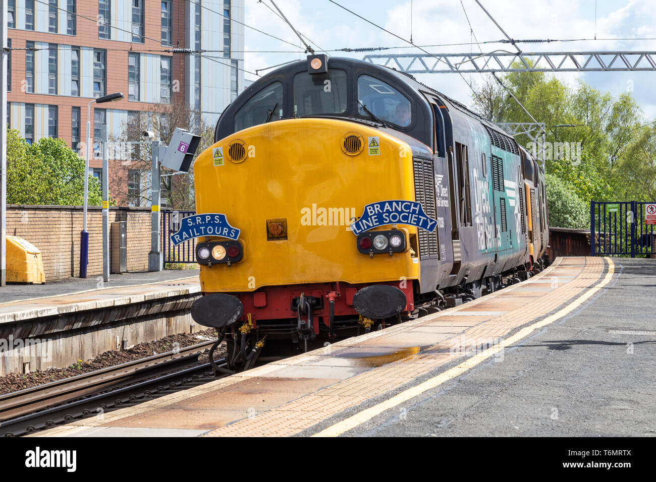 37038 Kräfte durch Partick Station auf die Suburbanen Glasgow Bahn ziehen und der srps Strangleitung Gesellschaft rail Tour Stockfoto