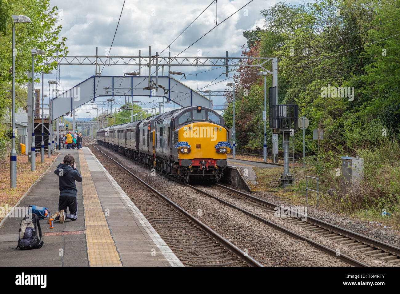 Eine Class 37 Lokomotive wird von einem Zug Enthusiast ziehen und der srps Strangleitung Gesellschaft rail Tour an Lochwinnoch Bahnhof fotografiert. Stockfoto