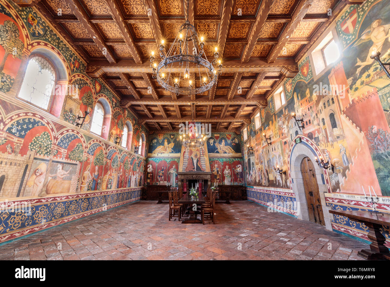 Calistoga, Kalifornien - 27. April 2019: Die große Halle im Castello Di Amorosa. Stockfoto