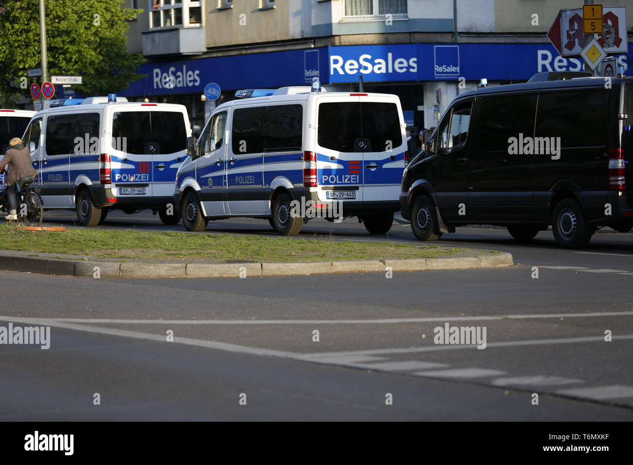 Berlin, Deutschland. 01 Mai, 2019. Tausende von Menschen marschierten durch Berlin-Friedrichshain am Mittwoch Abend in der "Revolutionären Mai Demonstration". Die Demonstranten zogen durch Riga Street, dem Zentrum der linken Szene. Die Demonstranten nicht eine Baustelle auf der Straße passieren. Die Polizei hatte bereits die Seite in den Nachmittag versiegelt und tränkte Hunderte von Holzpaletten, offenbar, so dass Sie nicht leuchten. Die Polizei Autos sind auch an der Frankfurter Allee. Quelle: Simone Kuhlmey/Pacific Press/Alamy leben Nachrichten Stockfoto