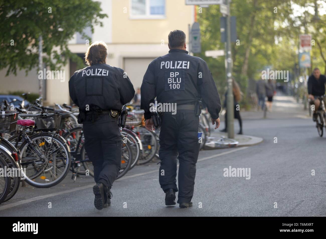Berlin, Deutschland. 01 Mai, 2019. Tausende von Menschen marschierten durch Berlin-Friedrichshain am Mittwoch Abend in der "Revolutionären Mai Demonstration". Die Demonstranten zogen durch Riga Street, dem Zentrum der linken Szene. Die Demonstranten nicht eine Baustelle auf der Straße passieren. Die Polizei hatte bereits die Seite in den Nachmittag versiegelt und tränkte Hunderte von Holzpaletten, offenbar, so dass Sie nicht leuchten. Die Polizei Autos sind auch an der Frankfurter Allee. Quelle: Simone Kuhlmey/Pacific Press/Alamy leben Nachrichten Stockfoto