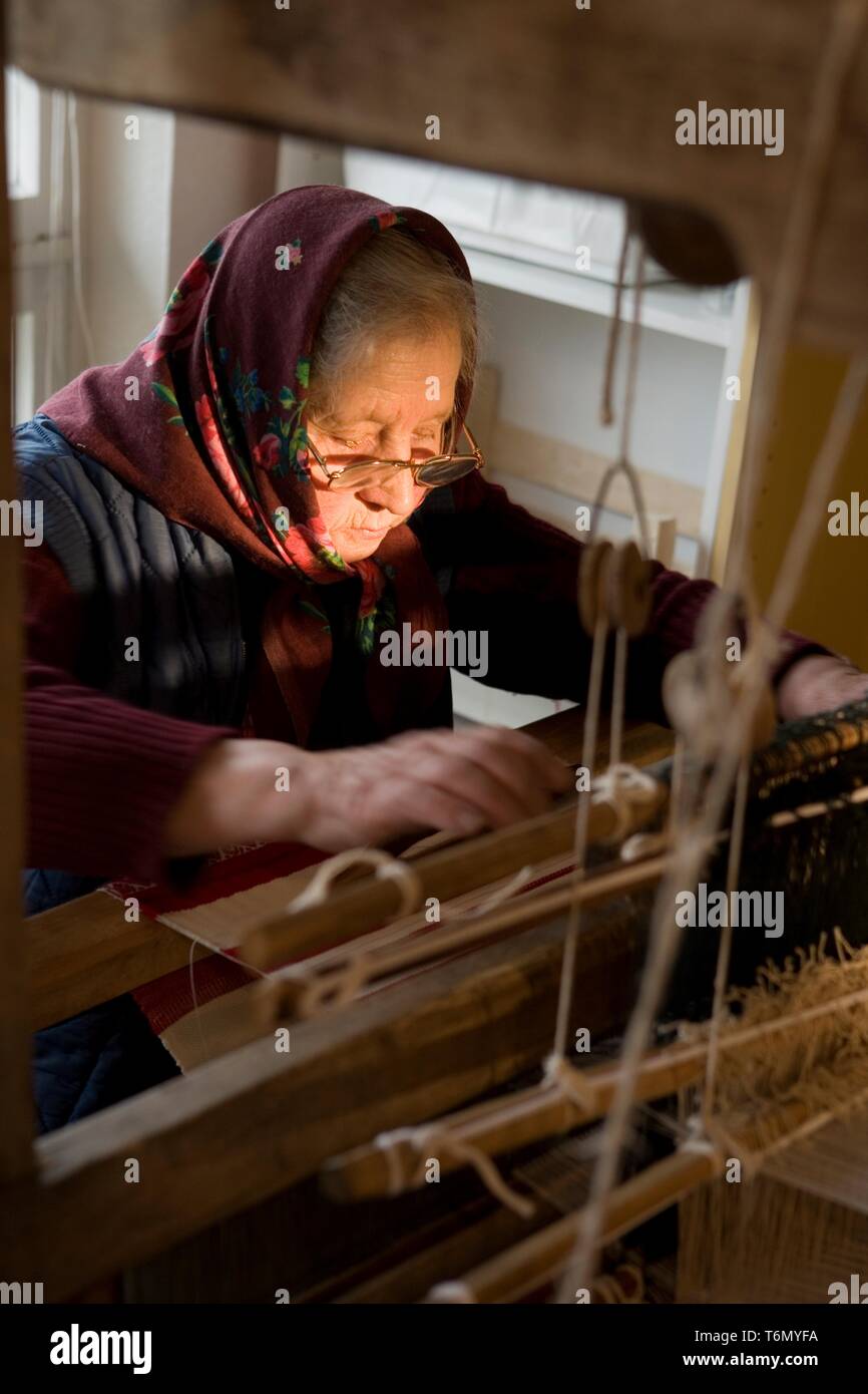 Alte Frau auf Webstühlen Stockfoto