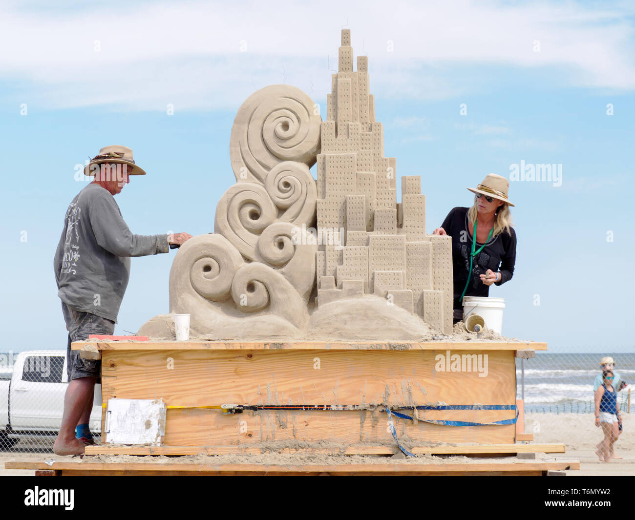 Laura Cimador-Gowdy und John gowdy von Castelfranco, Italien sculpting ihren ersten Preis gewinnen, "Gegensätze ziehen sich an." 2019 Texas Sandfest. Stockfoto