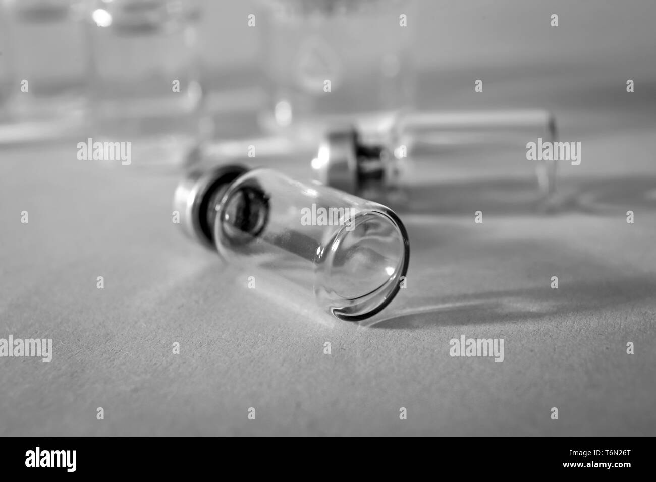 Kleines Glas Flaschen auf dem Tisch Stockfoto