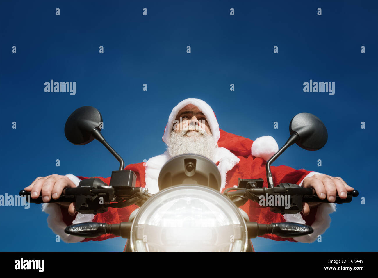 Mann auf einem Motorrad in einem typischen Santa Claus Kostüm Stockfoto