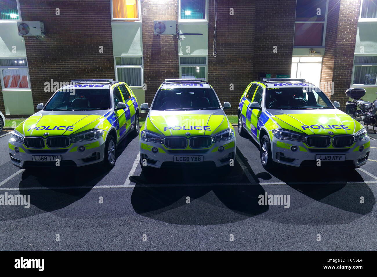 Fahrzeuge der Polizei verwendet die Tour de Yorkshire Radrennen escort sind im Holiday Inn Leeds Garforth, geparkt. Stockfoto