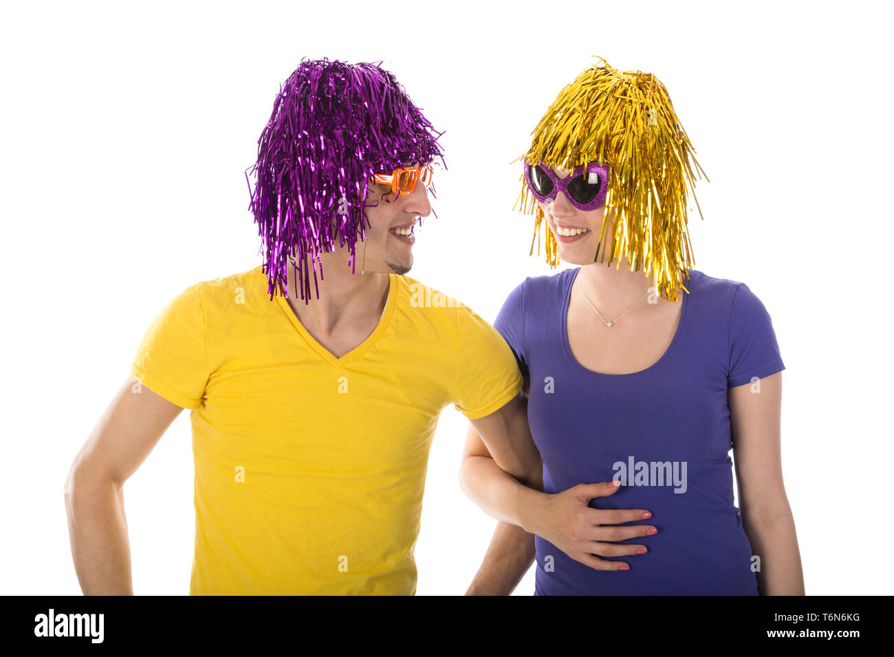 Glücklicher Mann und Frau mit Perücken und Sonnenbrillen Stockfoto