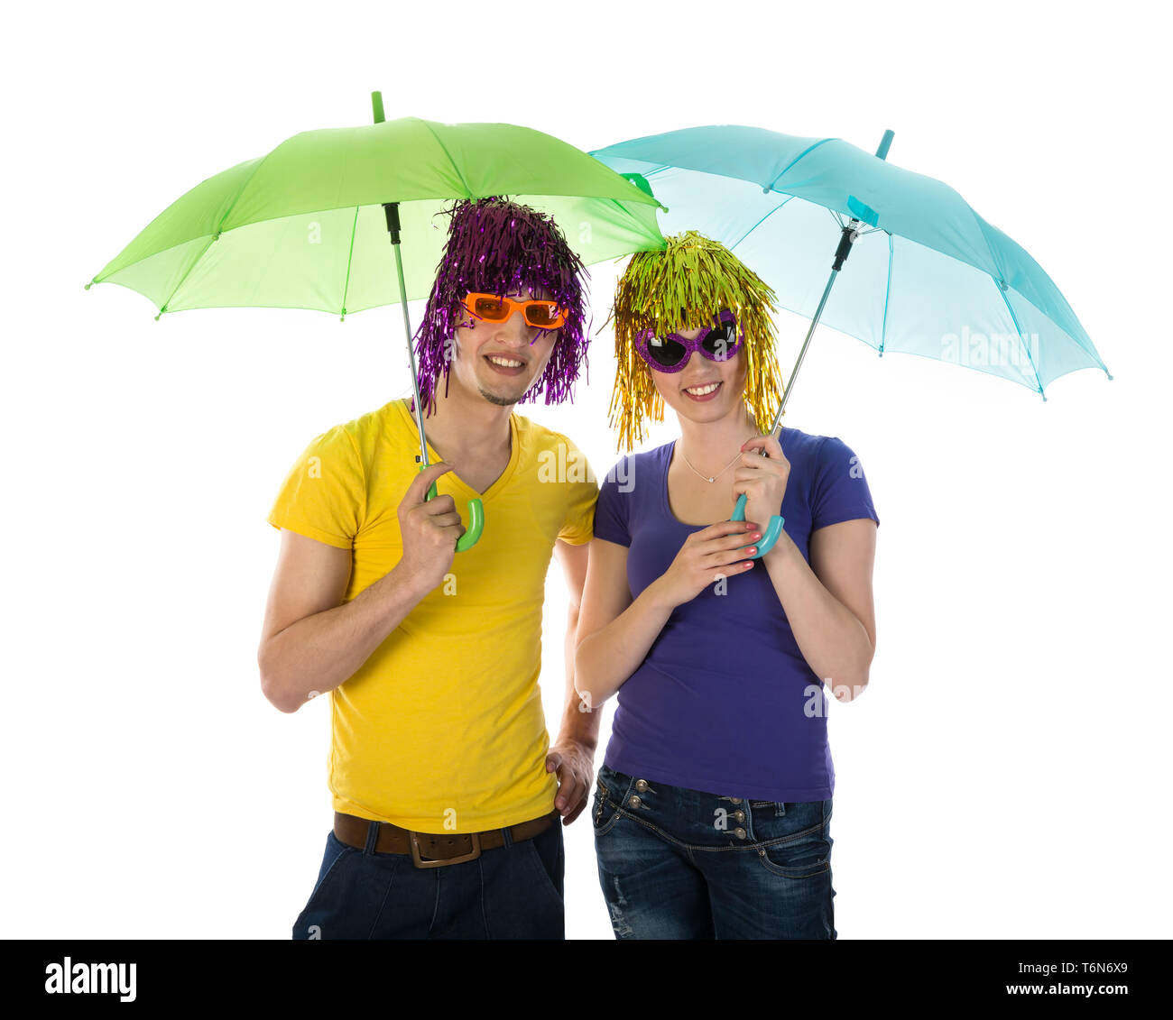 Lustige paar mit Perücken, Sonnenbrillen und Regenschirmen Stockfoto