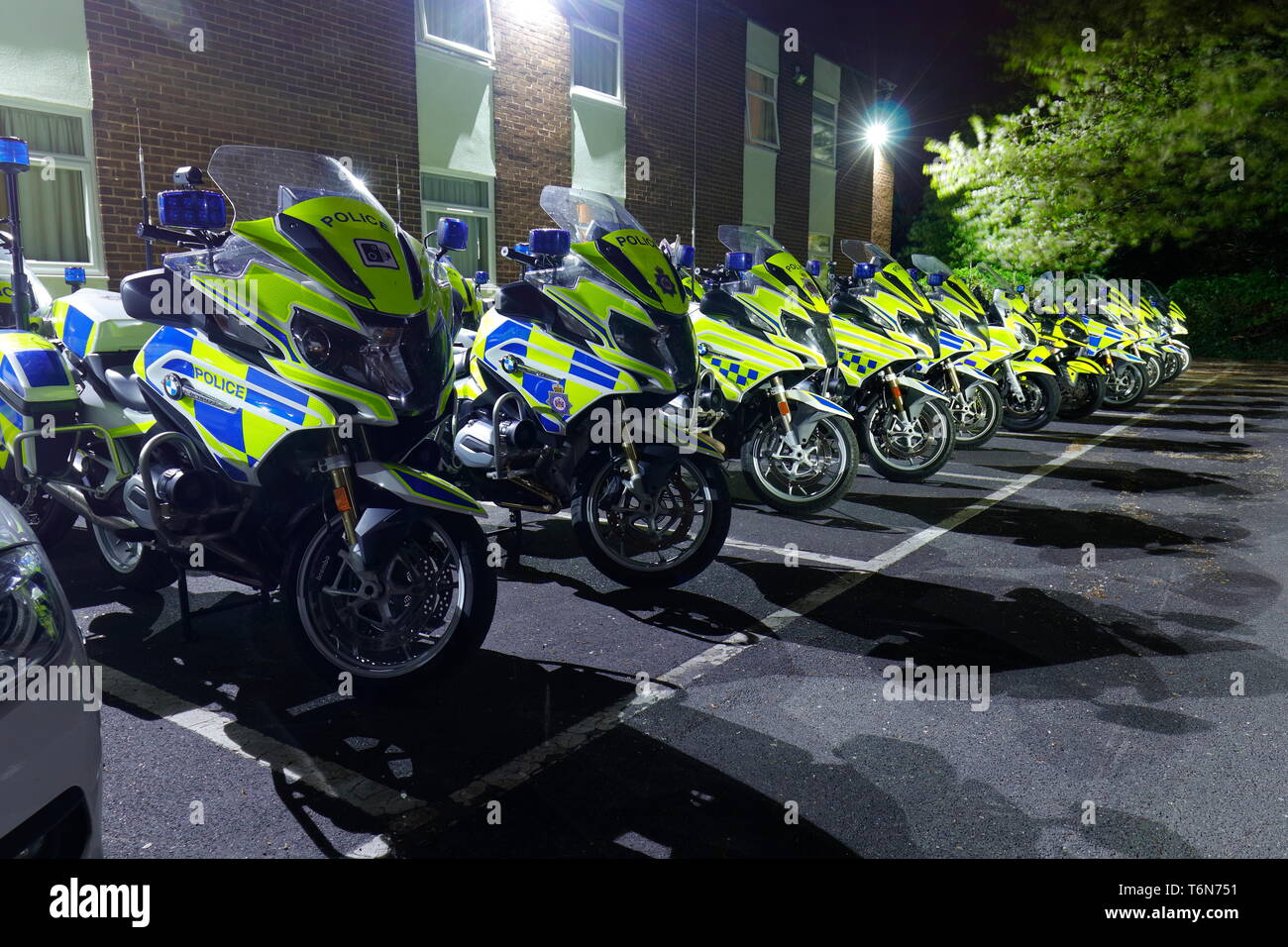 Fahrzeuge der Polizei verwendet die Tour de Yorkshire Radrennen escort sind im Holiday Inn Leeds Garforth, geparkt. Stockfoto