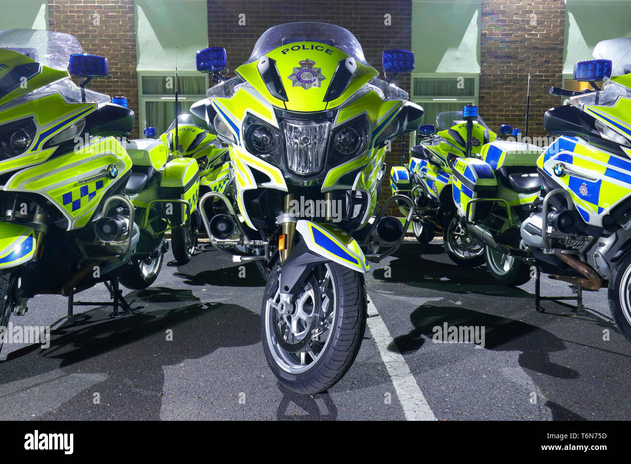 Fahrzeuge der Polizei verwendet die Tour de Yorkshire Radrennen escort sind im Holiday Inn Leeds Garforth, geparkt. Stockfoto