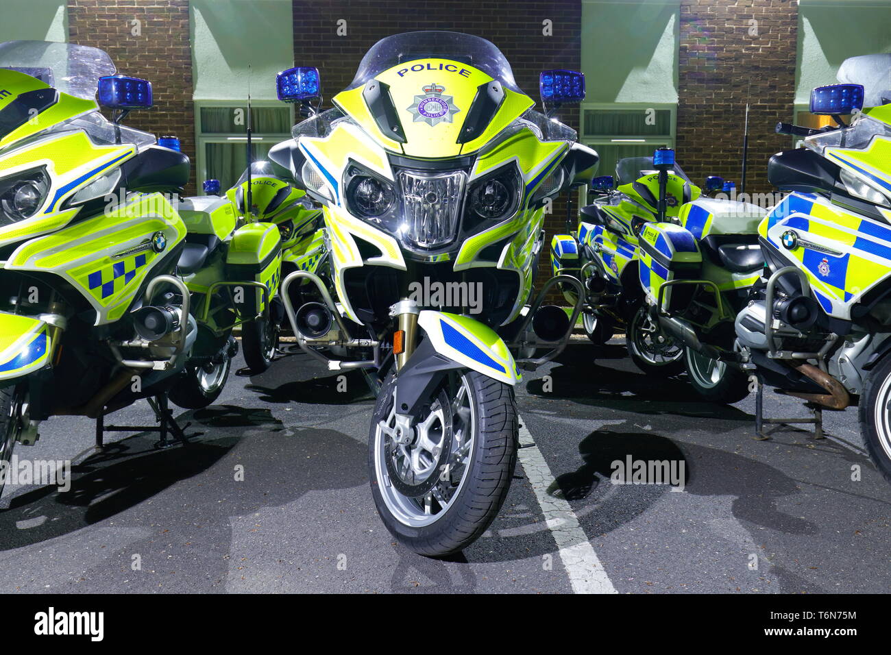 Fahrzeuge der Polizei verwendet die Tour de Yorkshire Radrennen escort sind im Holiday Inn Leeds Garforth, geparkt. Stockfoto