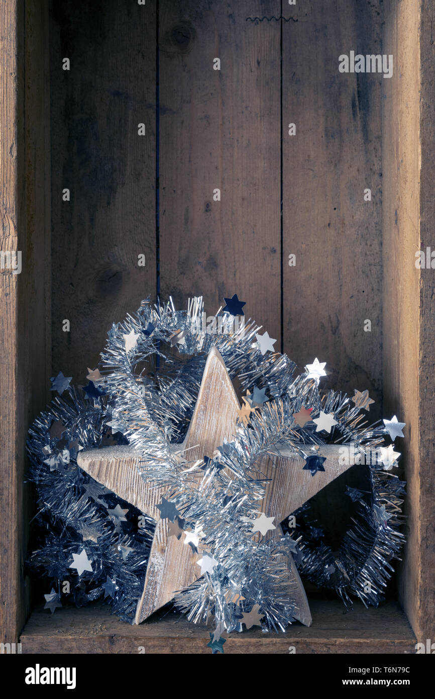 Weihnachten Dekoration Holz- Stern in einer Holzkiste Hintergrund Stockfoto