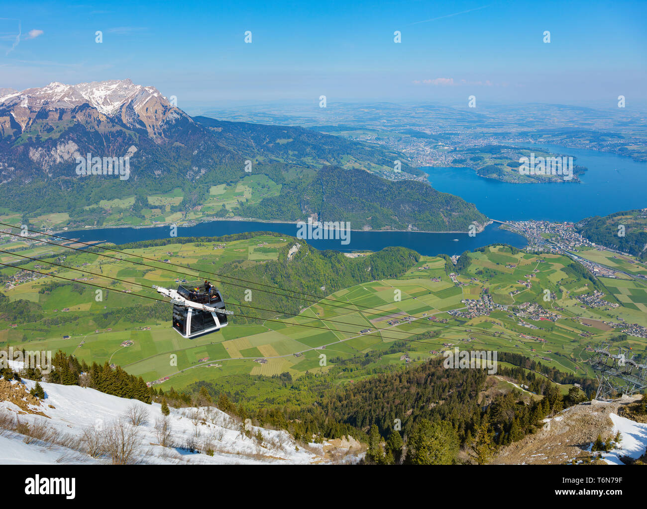 Eine Gondel des Stanserhorn Cabrio Luftseilbahn Position nach unten aus der Station auf dem Gipfel des Berges. Stockfoto