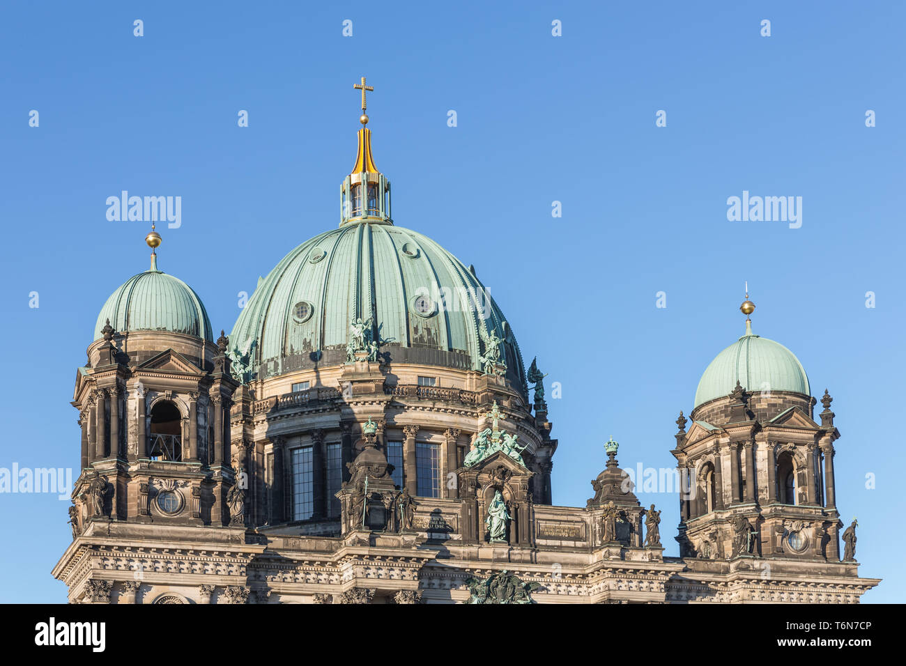 Auf dem Dach der Berliner Dom vor blauem Himmel, Deutschland Stockfoto