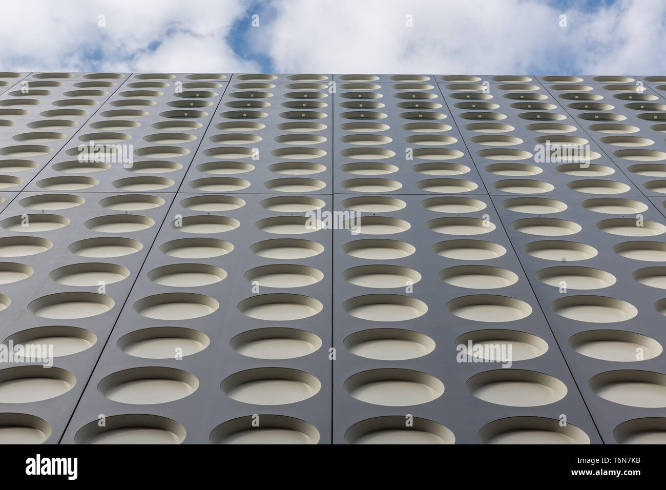 Fassade mit einem symmetrischen Muster eines modernen Bürogebäudes Stockfoto