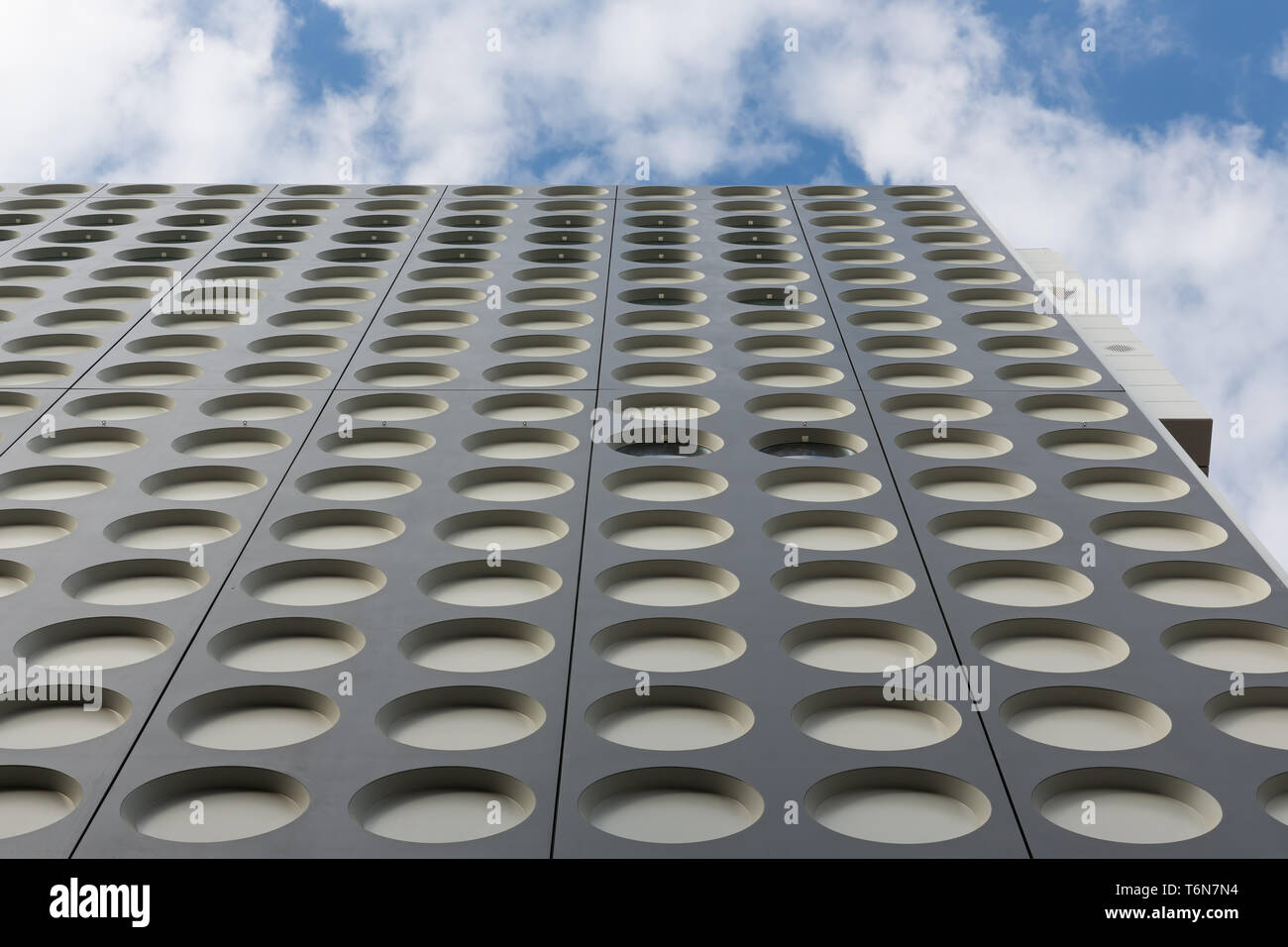 Fassade mit einem symmetrischen Muster eines modernen Bürogebäudes Stockfoto