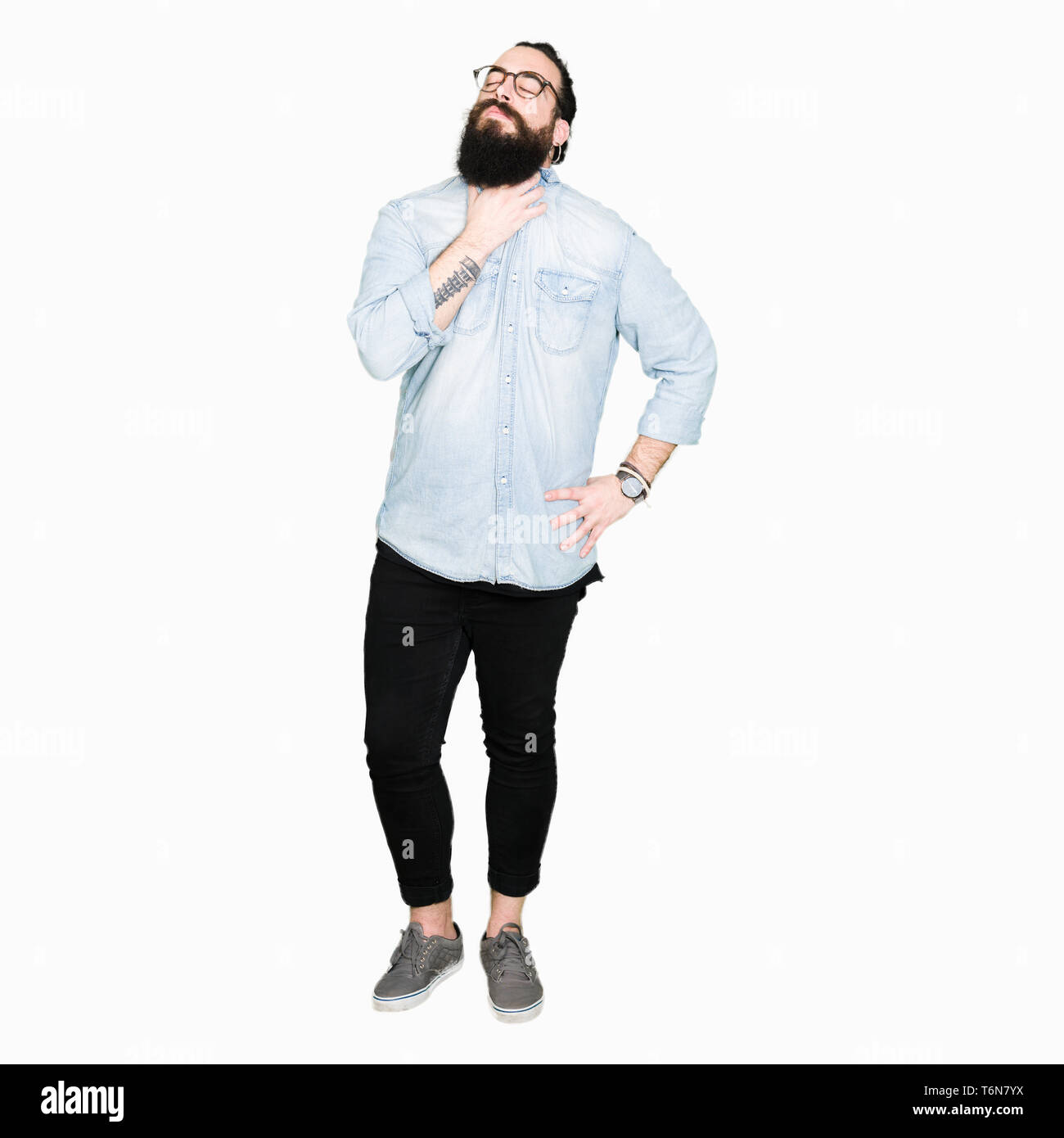 Junge hipster Mann mit langen Haaren und Bart Tragen einer Brille Berühren schmerzhafter Nacken, Hals für Grippe, Scholle und Infektion Stockfoto