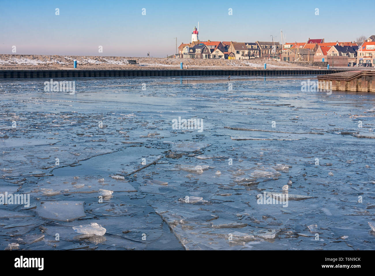 Niederländische Fischerdorf Urk im Winter mit gefrorenen Hafen Stockfoto