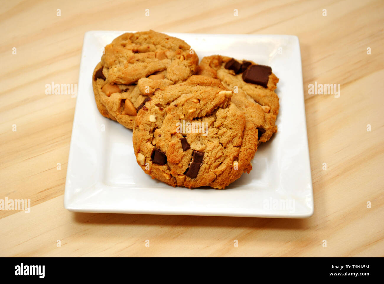 Chocolate Chunk Cookies auf einer Platte Stockfoto