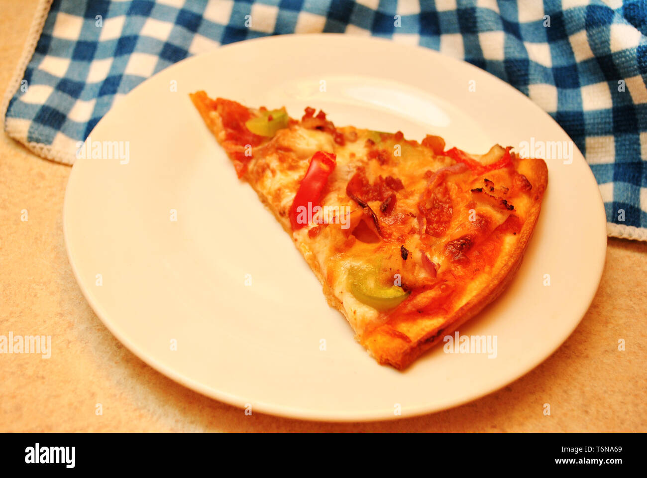 Gebackene Peperoni, Paprika & Chicken Pizza auf dem Teller Stockfoto