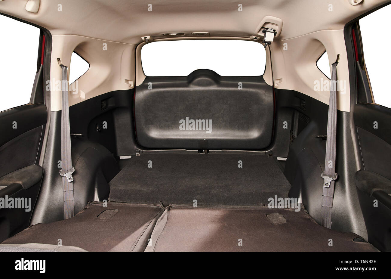 Der freie Platz im SUV-Kofferraum auf weißem Hintergrund Stockfoto