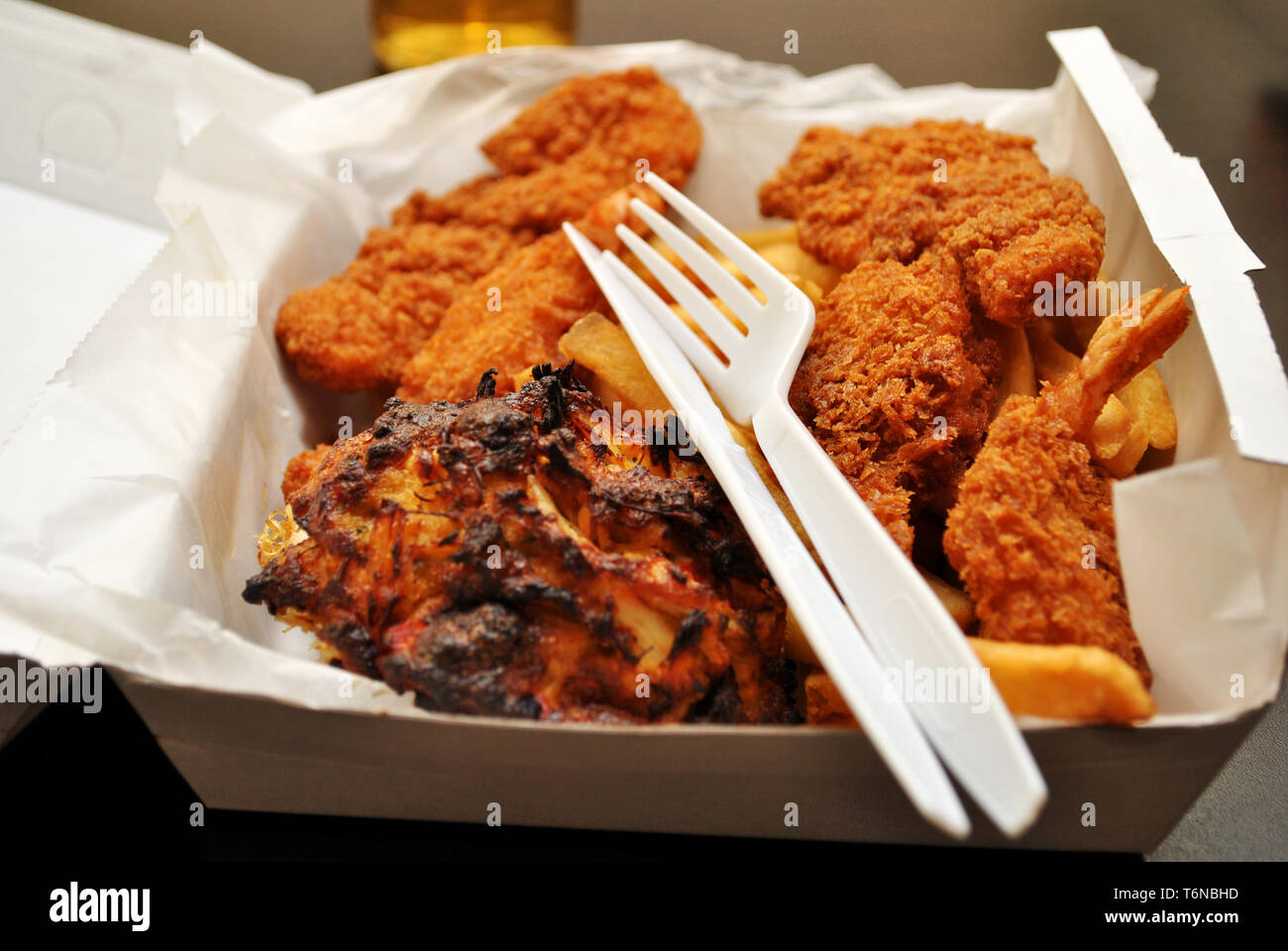 Fried Seafood Dinner in einem Takeout Box Stockfoto