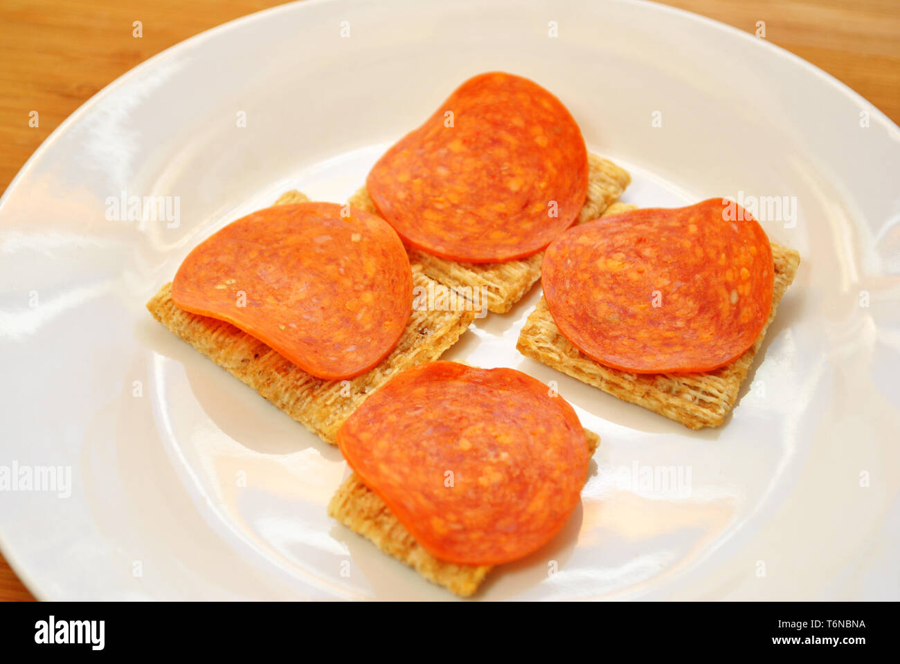 Salami Scheiben auf Vollkornbrot Cracker Stockfoto