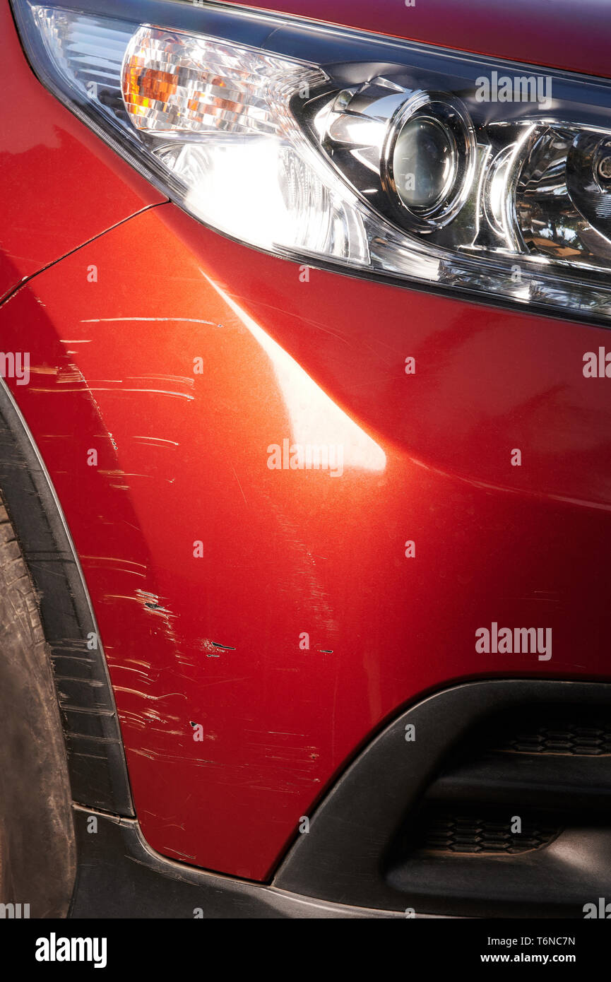 Farbe rot, modernes Auto Stoßstange Nahaufnahme verkratzt Stockfoto