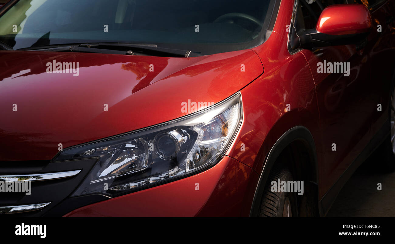 Modernes rotes Auto Scheinwerfer. Reinigung Auto Thema Stockfoto