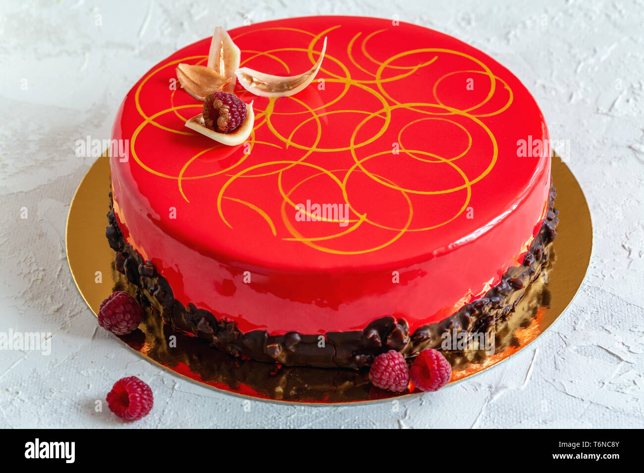 Moderne mousse Kuchen mit der Glasur und Schokolade Dekoration. Stockfoto