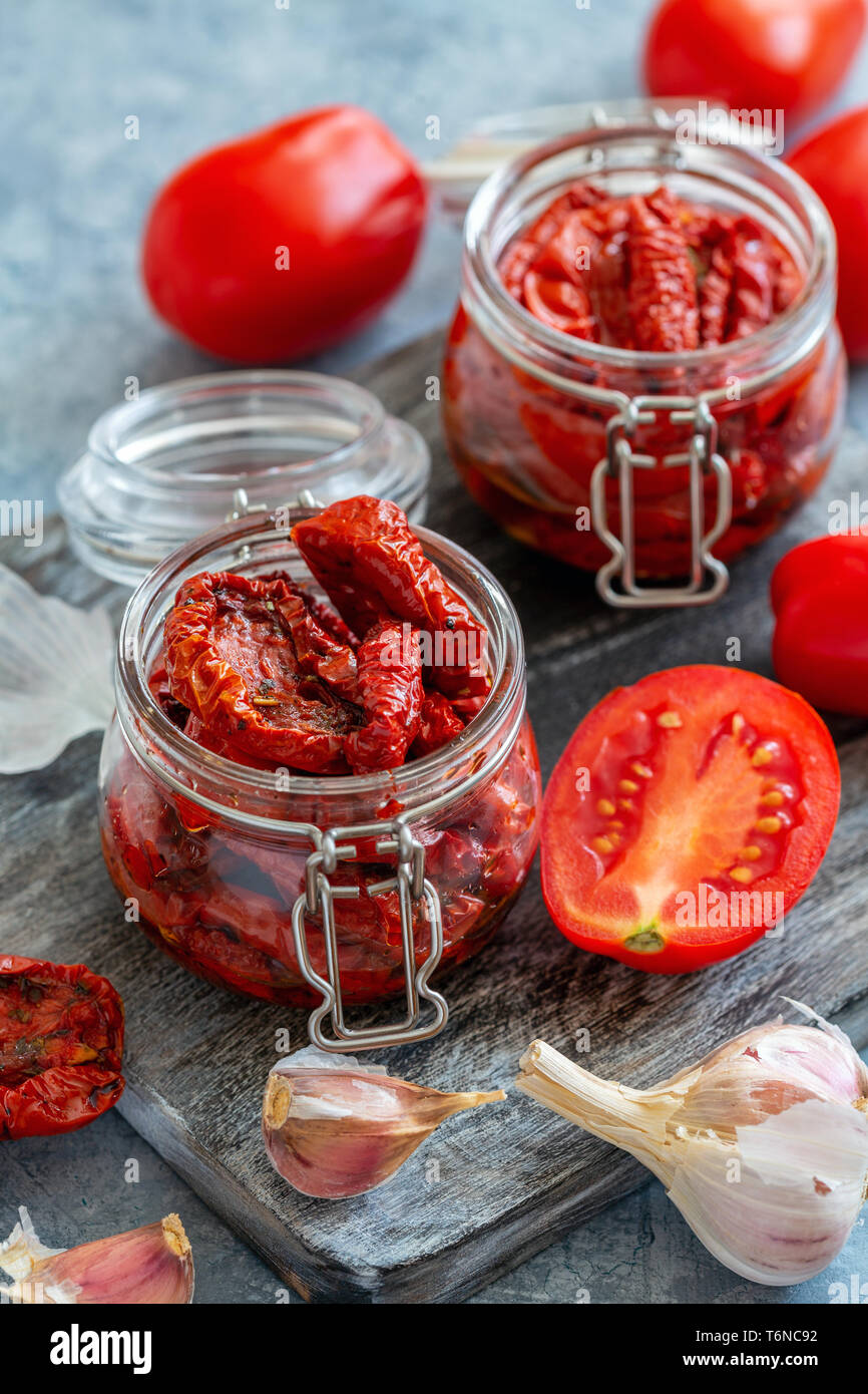 Getrocknete Tomaten mit Kräutern und Olivenöl. Stockfoto