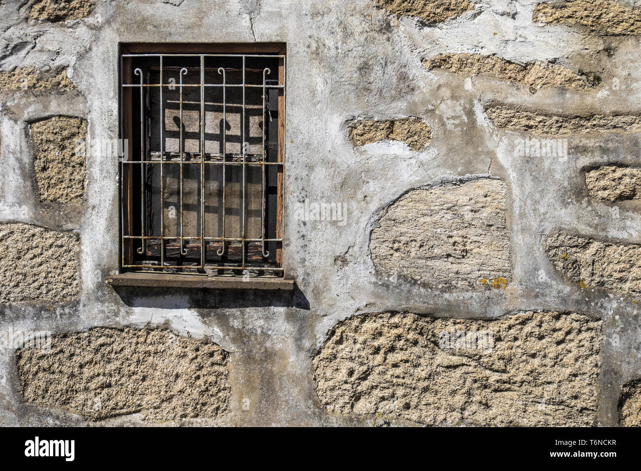Fenster auf einem alten Haus aus Stein Stockfoto