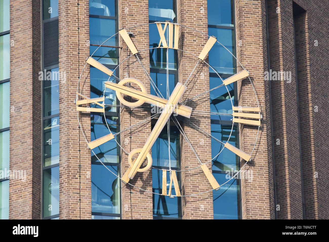 Enorme Uhr von einem Turm in den Niederlanden Stockfoto
