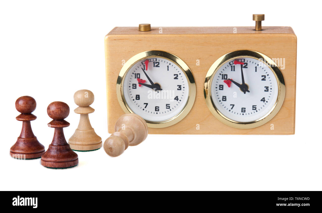 Schachuhr mit Schachfiguren isoliert auf weißem Stockfoto
