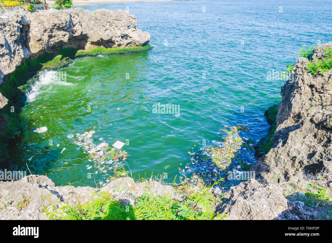 Meer ​​Polluted durch Müll, Kunststoff- und Abwasser in der Stadt Santo Domingo, Dominikanische Republik, wo die Farbe und Geruch ist Stinkender durch polluti Stockfoto