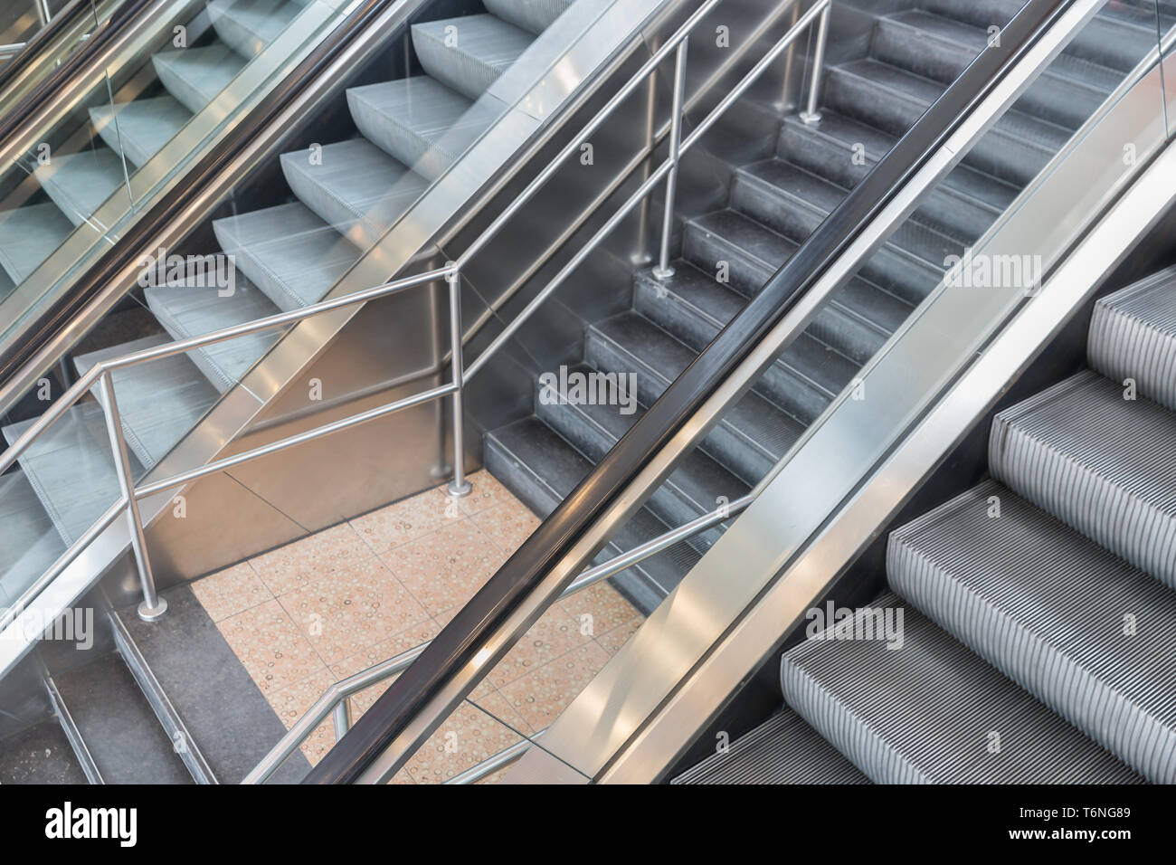 Rolltreppen und Treppen in einem Einkaufszentrum Stockfoto