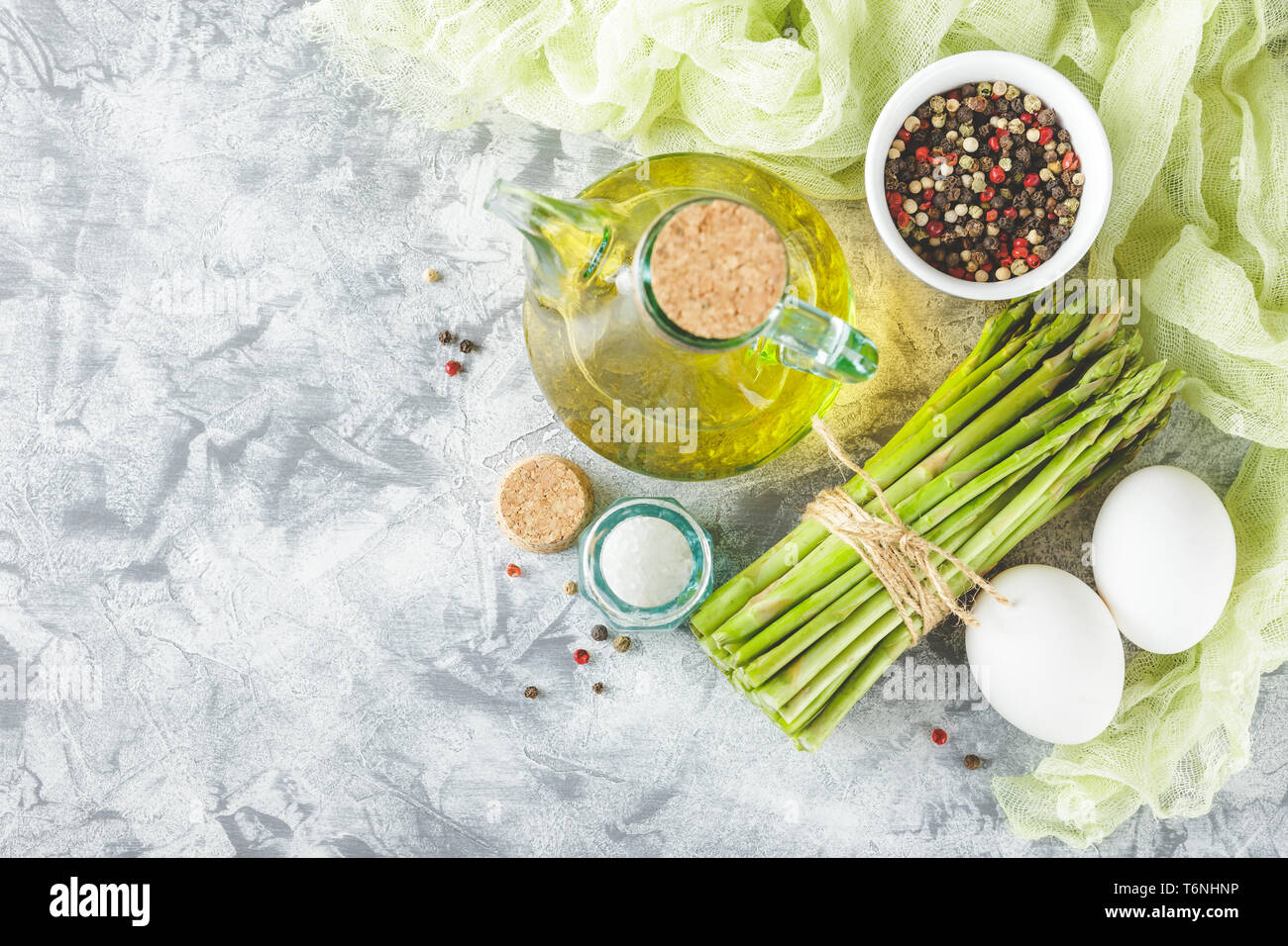 Frischer grüner Spargel Stockfoto