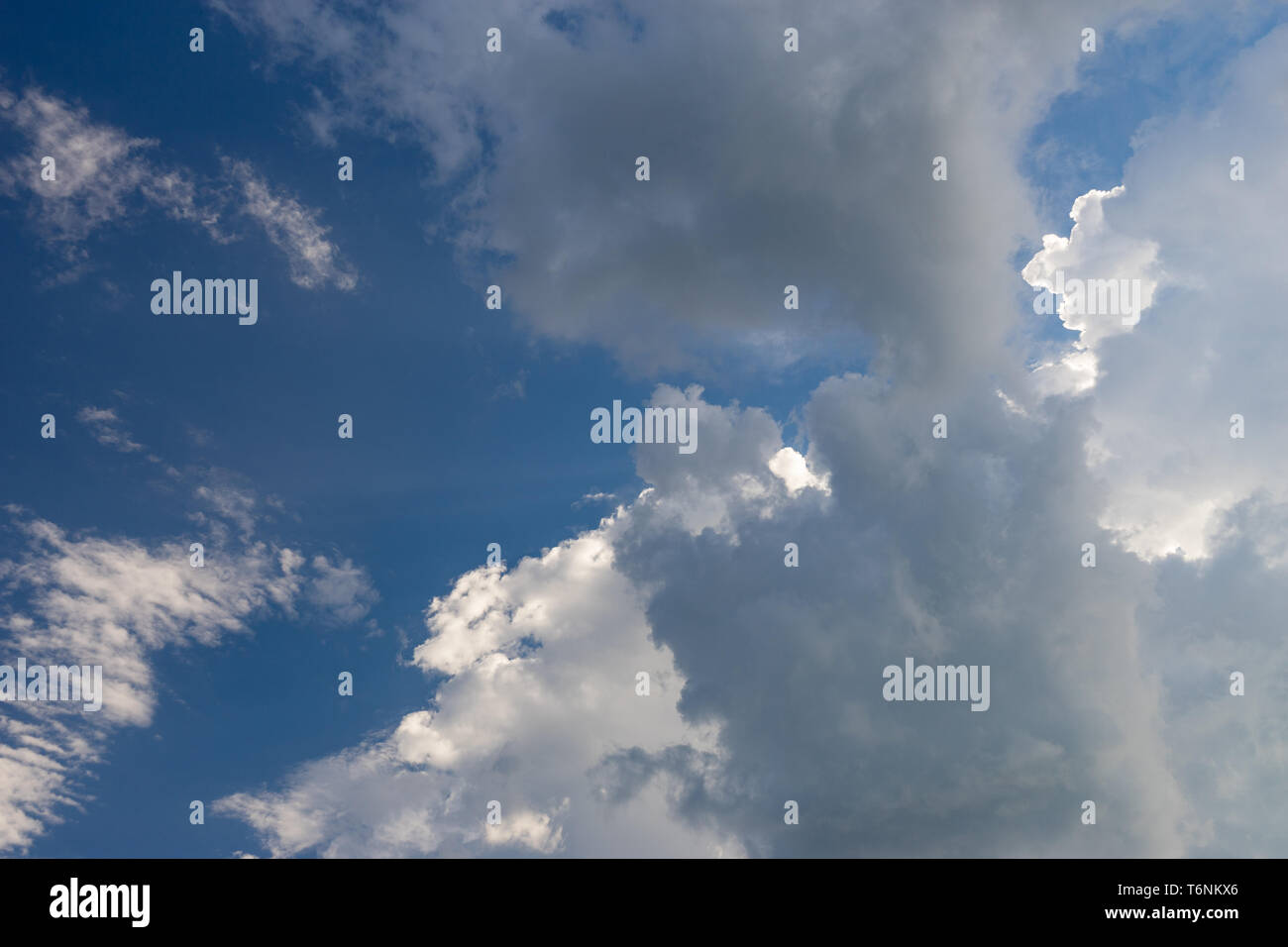 Schönen Tag Licht Himmel und Wolken, natürlichen Hintergrund Stockfoto