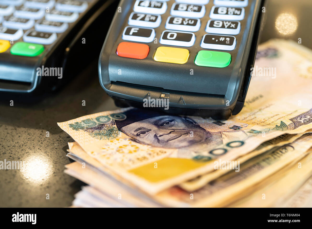 Point of Sale Maschine mit nigerianischen Naira notes Stockfoto