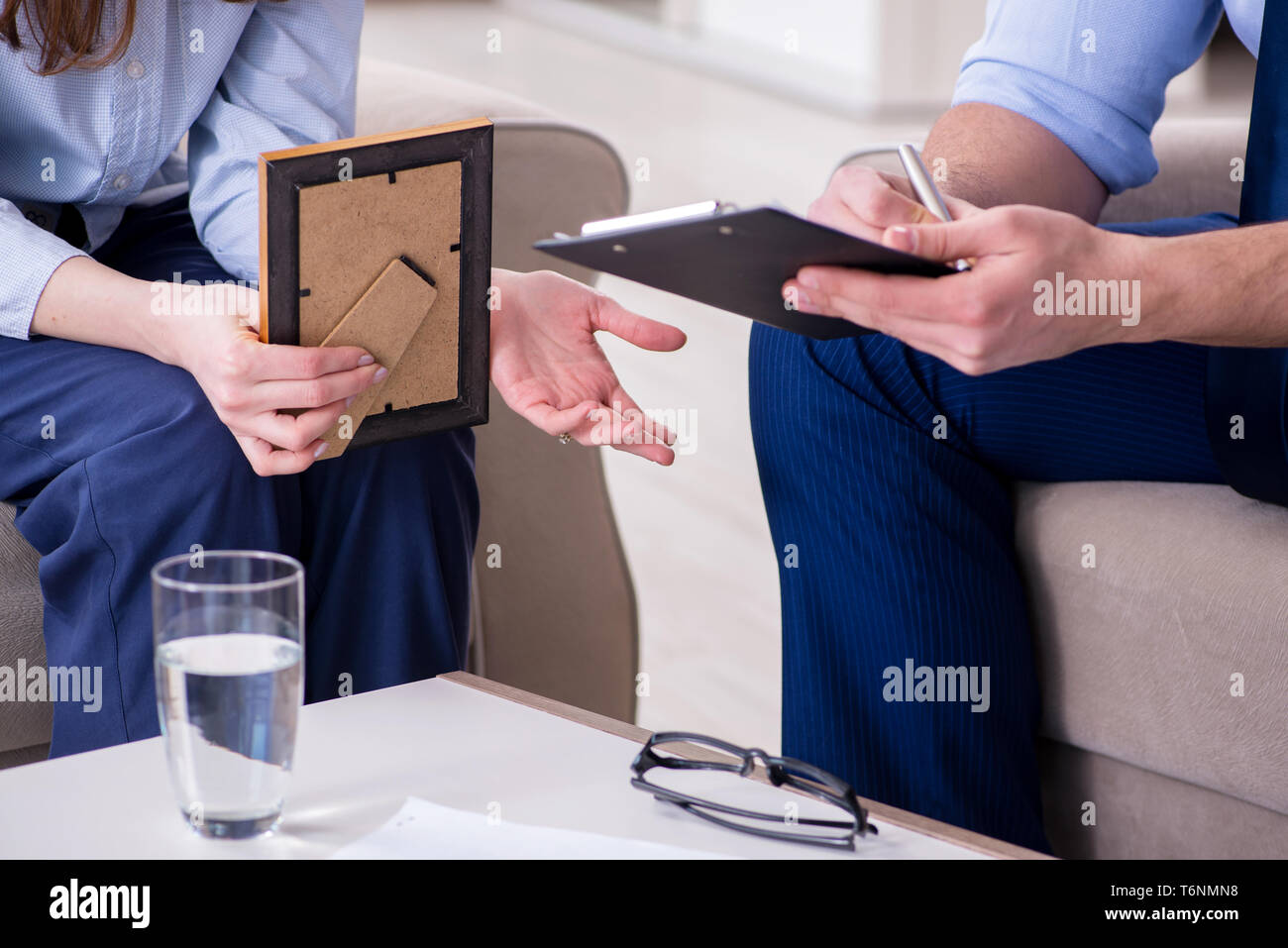 Die junge Frau, die in der männlichen Psychologe für Unreciprocated Liebe Stockfoto