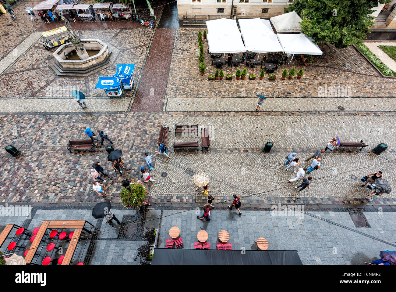 Lemberg, Ukraine - 31. Juli 2018: Antenne hohen Winkel Blick hinunter auf der Suche der historischen ukrainischen Stadt in der Altstadt Marktplatz mit Cafe Restaurant Wasser fou Stockfoto